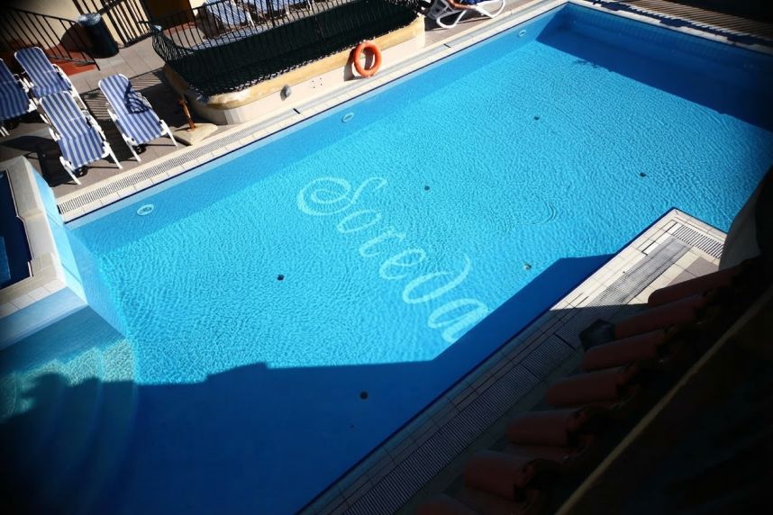 Pixxina ta’ barra fis-Soreda Hotel b’sunbeds f’Qawra
